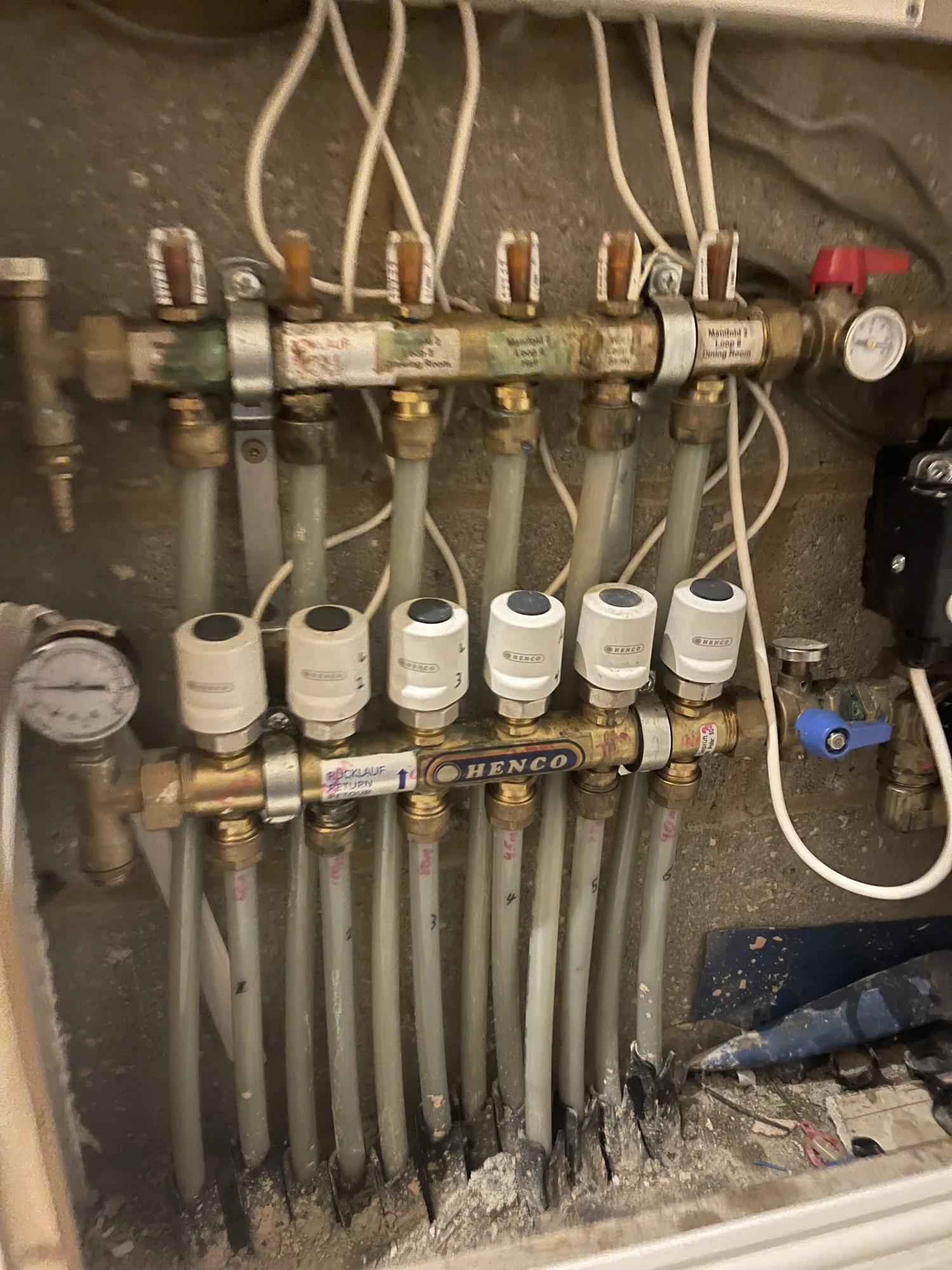 Underfloor heating manifold and flow meters